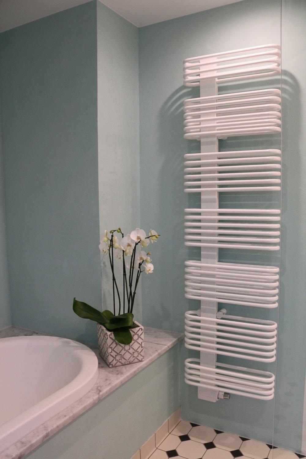 Referenz Marmor Badewanne mit Handtuchhalter